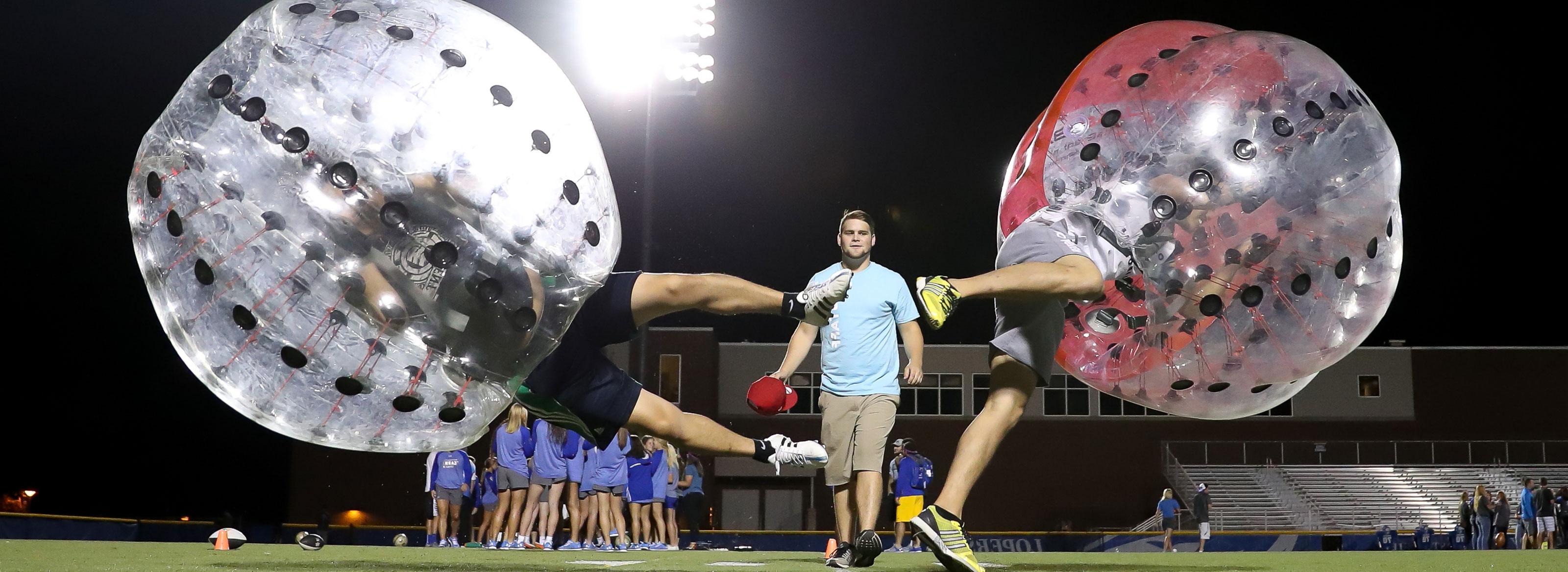 Students enjoying activities at 体育菠菜大平台's Lopers Under the lights event